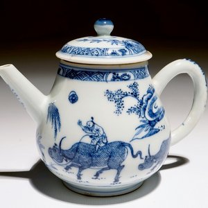 Een Chinese blauw-witte theepot met kinderen op karbouwen, Yongzheng — foto 1