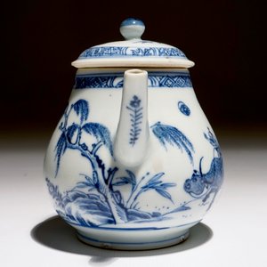 Een Chinese blauw-witte theepot met kinderen op karbouwen, Yongzheng — foto 3