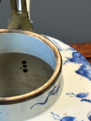 Een Chinese blauw-witte theepot met landschapsdecor en een schotel met kostbaarheden, 19e eeuw — foto 11