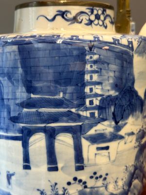 Een Chinese blauw-witte theepot met landschapsdecor en een schotel met kostbaarheden, 19e eeuw — foto 14