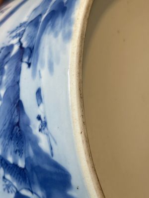 Een Chinese blauw-witte theepot met landschapsdecor en een schotel met kostbaarheden, 19e eeuw — foto 18
