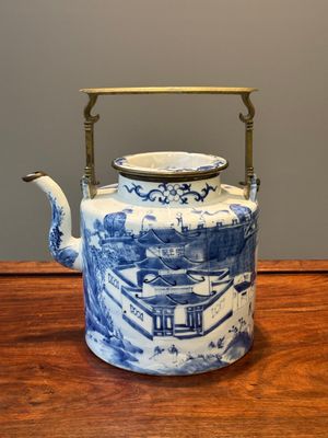 Een Chinese blauw-witte theepot met landschapsdecor en een schotel met kostbaarheden, 19e eeuw — foto 2