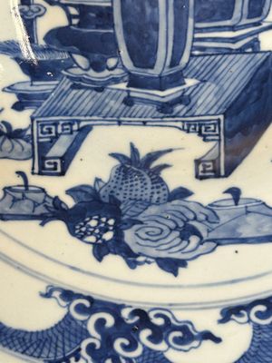 Een Chinese blauw-witte theepot met landschapsdecor en een schotel met kostbaarheden, 19e eeuw — foto 22