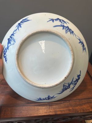 Een Chinese blauw-witte theepot met landschapsdecor en een schotel met kostbaarheden, 19e eeuw — foto 25