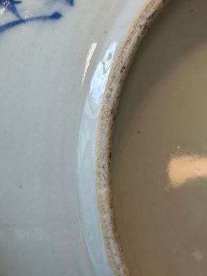 Een Chinese blauw-witte theepot met landschapsdecor en een schotel met kostbaarheden, 19e eeuw — foto 26