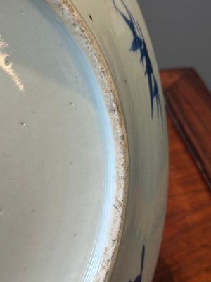 Een Chinese blauw-witte theepot met landschapsdecor en een schotel met kostbaarheden, 19e eeuw — foto 27