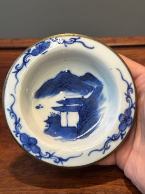 Een Chinese blauw-witte theepot met landschapsdecor en een schotel met kostbaarheden, 19e eeuw — foto 7