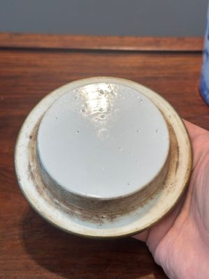 Een Chinese blauw-witte theepot met landschapsdecor en een schotel met kostbaarheden, 19e eeuw — foto 9