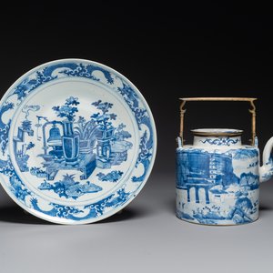Een Chinese blauw-witte theepot met landschapsdecor en een schotel met kostbaarheden, 19e eeuw — foto 1