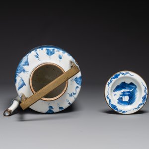 Een Chinese blauw-witte theepot met landschapsdecor en een schotel met kostbaarheden, 19e eeuw — foto 3
