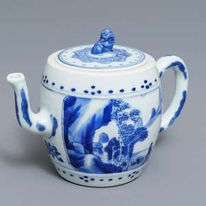 Een Chinese blauw-witte theepot met landschapsdecor, Kangxi — foto 1