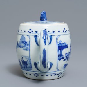 Een Chinese blauw-witte theepot met landschapsdecor, Kangxi — foto 5