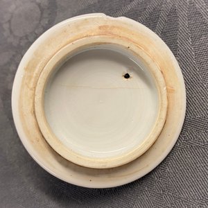 Een Chinese blauw-witte theepot met landschapsdecor, Kangxi — foto 13