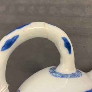 Een Chinese blauw-witte theepot met landschapsdecor, Kangxi — foto 14