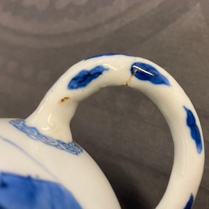 Een Chinese blauw-witte theepot met landschapsdecor, Kangxi — foto 15