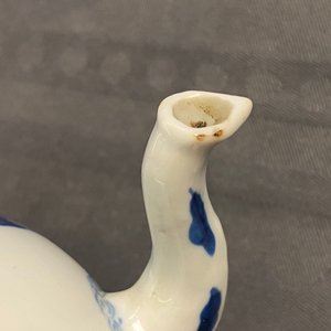 Een Chinese blauw-witte theepot met landschapsdecor, Kangxi — foto 16
