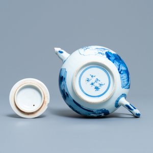 Een Chinese blauw-witte theepot met landschapsdecor, Kangxi — foto 7