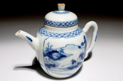 Een Chinese blauw-witte theepot met landschapsdecor, Kangxi