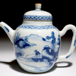Een Chinese blauw-witte theepot met landschapsdecor, Kangxi — foto 2