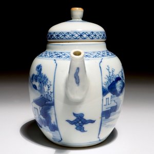 Een Chinese blauw-witte theepot met landschapsdecor, Kangxi — foto 3