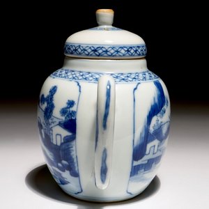 Een Chinese blauw-witte theepot met landschapsdecor, Kangxi — foto 5