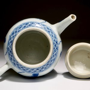 Een Chinese blauw-witte theepot met landschapsdecor, Kangxi — foto 6