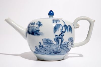 Een Chinese blauw-witte theepot met landschapsdecor, Qianlong