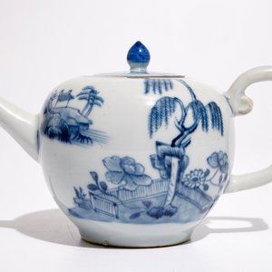 Een Chinese blauw-witte theepot met landschapsdecor, Qianlong — foto 1
