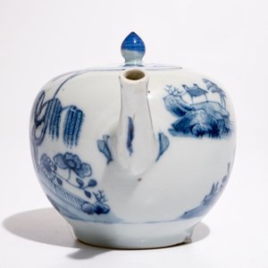 Een Chinese blauw-witte theepot met landschapsdecor, Qianlong — foto 2