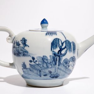 Een Chinese blauw-witte theepot met landschapsdecor, Qianlong — foto 3