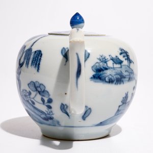 Een Chinese blauw-witte theepot met landschapsdecor, Qianlong — foto 4