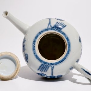 Een Chinese blauw-witte theepot met landschapsdecor, Qianlong — foto 5