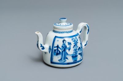Een Chinese blauw-witte theepot met Lange Lijzen, Yu merk, Kangxi