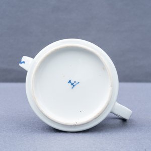Een Chinese blauw-witte theepot met Lange Lijzen, Yu merk, Kangxi — foto 13