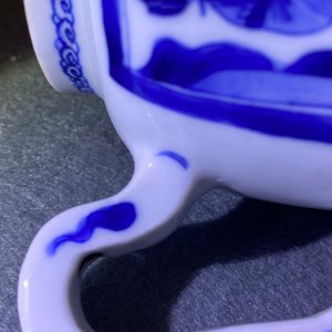 Een Chinese blauw-witte theepot met Lange Lijzen, Yu merk, Kangxi — foto 10