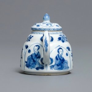 Een Chinese blauw-witte theepot met Lange Lijzen, Yu merk, Kangxi — foto 3