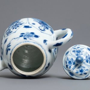 Een Chinese blauw-witte theepot met Lange Lijzen, Yu merk, Kangxi — foto 6