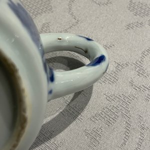 Een Chinese blauw-witte theepot met Lange Lijzen, Yu merk, Kangxi — foto 9