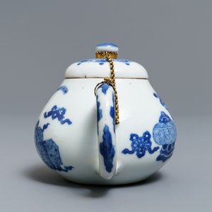 Een Chinese blauw-witte theepot met met verguld koperen montuur, Jiajing merk, Kangxi — foto 5