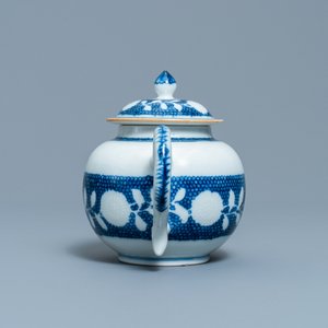 Een Chinese blauw-witte theepot met onderglazuur decor, Yongzheng/Qianlong — foto 5