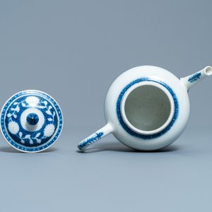 Een Chinese blauw-witte theepot met onderglazuur decor, Yongzheng/Qianlong — foto 6