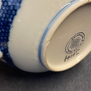 Een Chinese blauw-witte theepot met onderglazuur decor, Yongzheng/Qianlong — foto 10