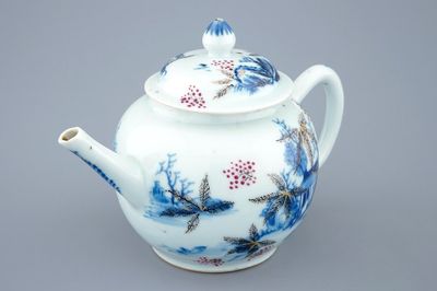 Een Chinese blauw-witte theepot met overglazuur beschildering, Qianlong, 18e eeuw