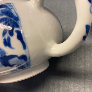 Een Chinese blauw-witte theepot met verfijnd decor van Lange Lijzen, Jiajing merk, Kangxi — foto 13