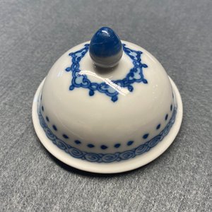 Een Chinese blauw-witte theepot met verfijnd decor van Lange Lijzen, Jiajing merk, Kangxi — foto 14