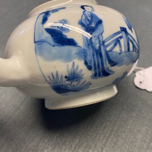Een Chinese blauw-witte theepot met verfijnd decor van Lange Lijzen, Jiajing merk, Kangxi — foto 18