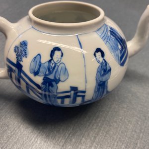 Een Chinese blauw-witte theepot met verfijnd decor van Lange Lijzen, Jiajing merk, Kangxi — foto 19