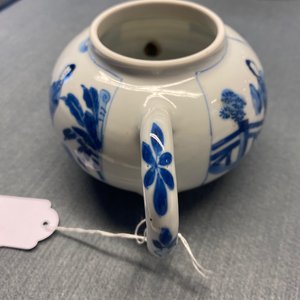 Een Chinese blauw-witte theepot met verfijnd decor van Lange Lijzen, Jiajing merk, Kangxi — foto 21
