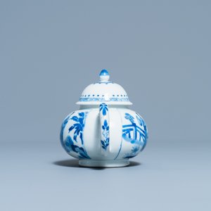 Een Chinese blauw-witte theepot met verfijnd decor van Lange Lijzen, Jiajing merk, Kangxi — foto 3