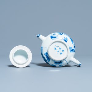 Een Chinese blauw-witte theepot met verfijnd decor van Lange Lijzen, Jiajing merk, Kangxi — foto 7